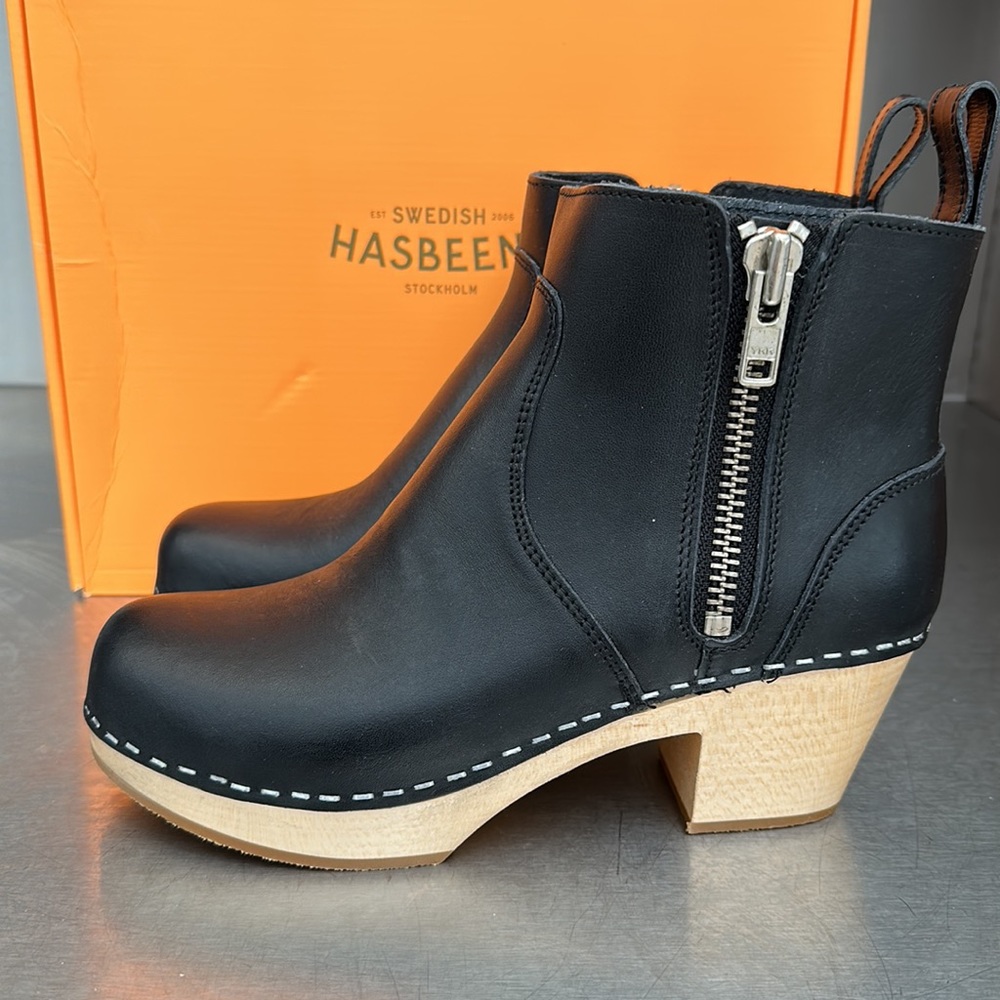 Swedish Hasbeens “Zip it Emy” handmade clogs. New in original box!